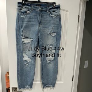 Boyfriend fit distressed jeans